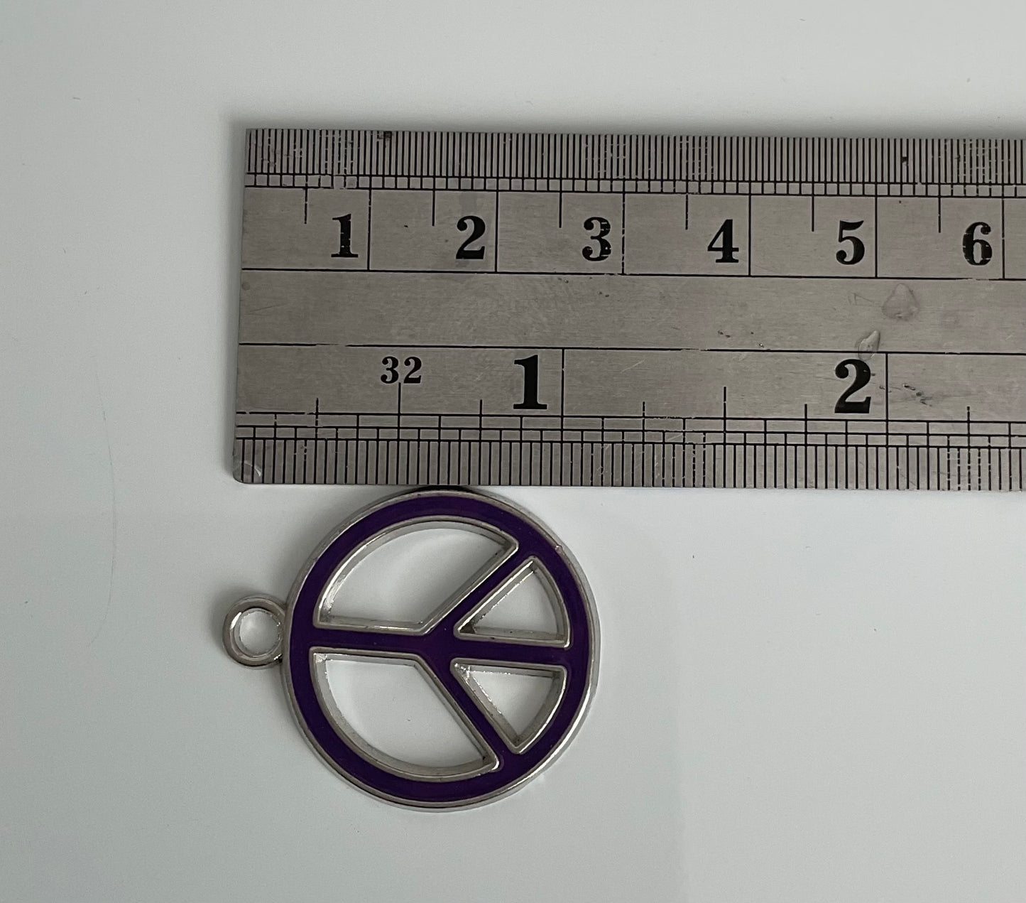 Charm Símbolo de Paz Esmaltado – Morado y Plateado (8 Pz)