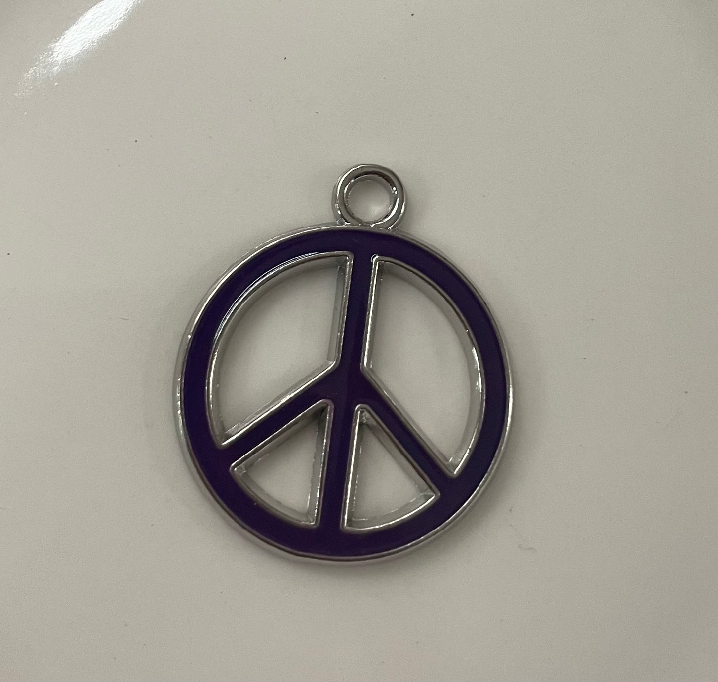 Charm Símbolo de Paz Esmaltado – Morado y Plateado (8 Pz)