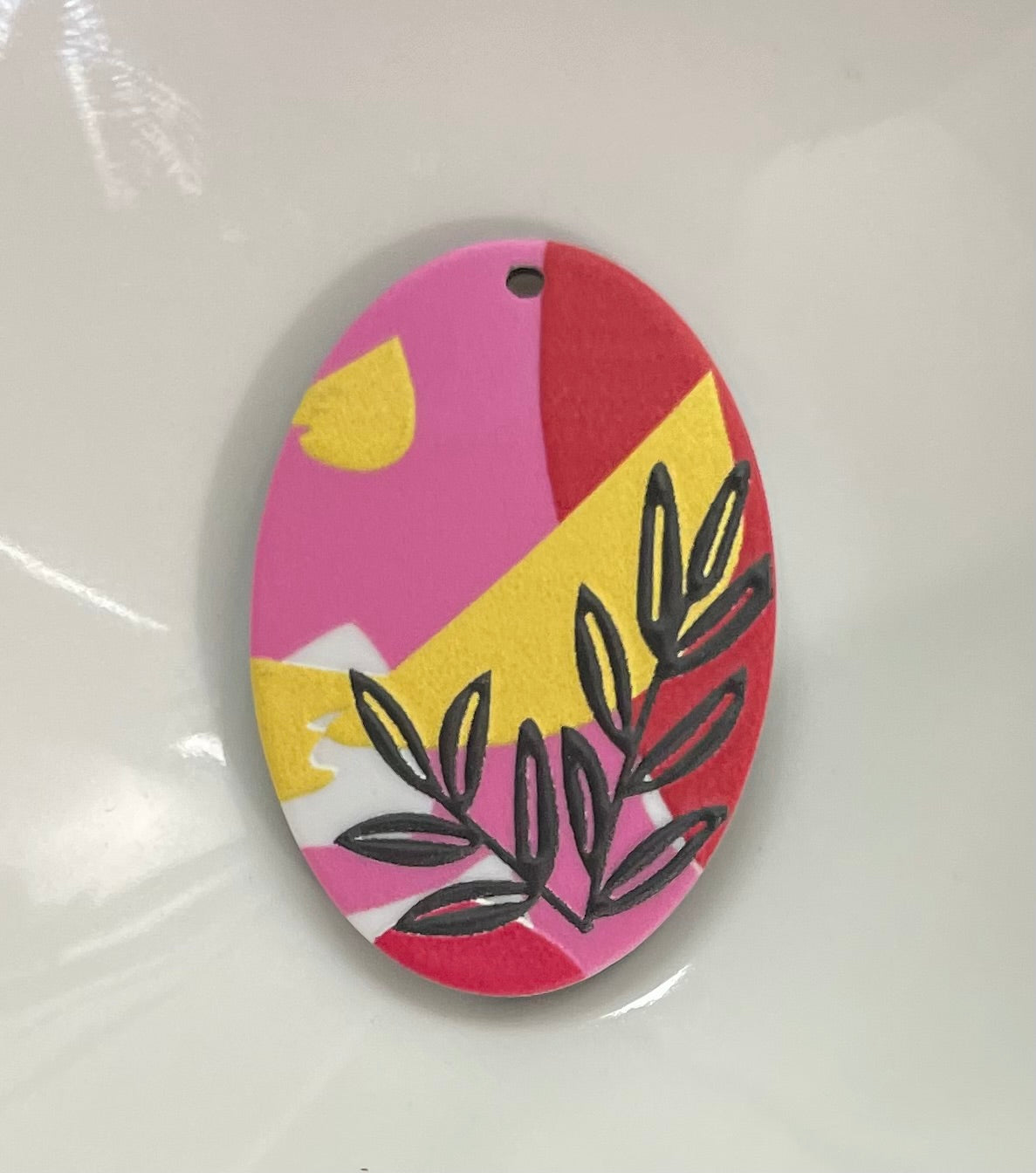 🌿 Charm Ovalado Abstracto Rosado con Rama Negra