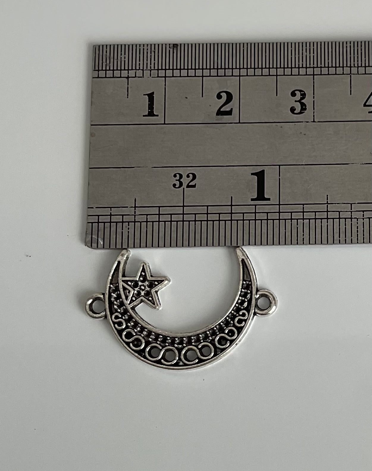 🌙 Charms de Media Lunas Filigrana Metálica