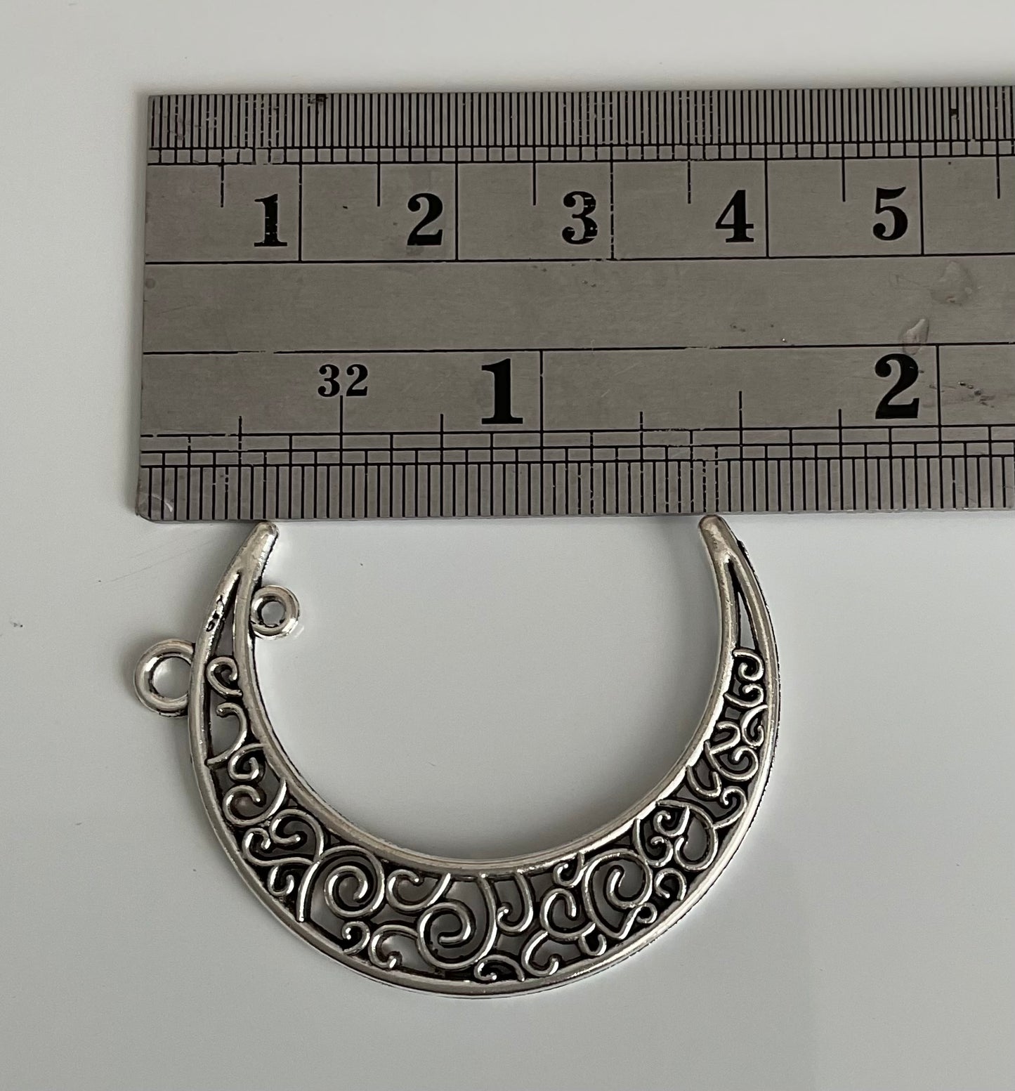 🌙 Charms de Media Lunas Filigrana Metálica