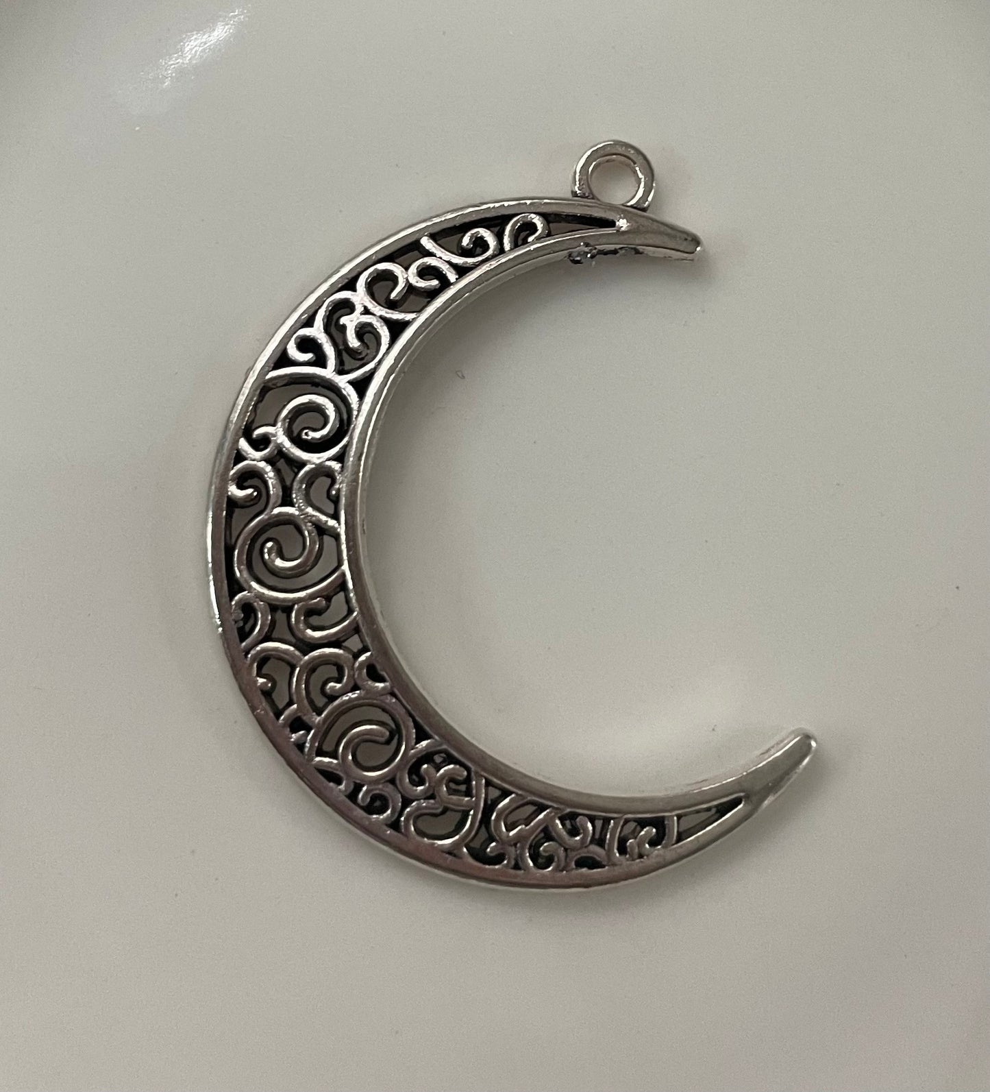 🌙 Charms de Media Lunas Filigrana Metálica