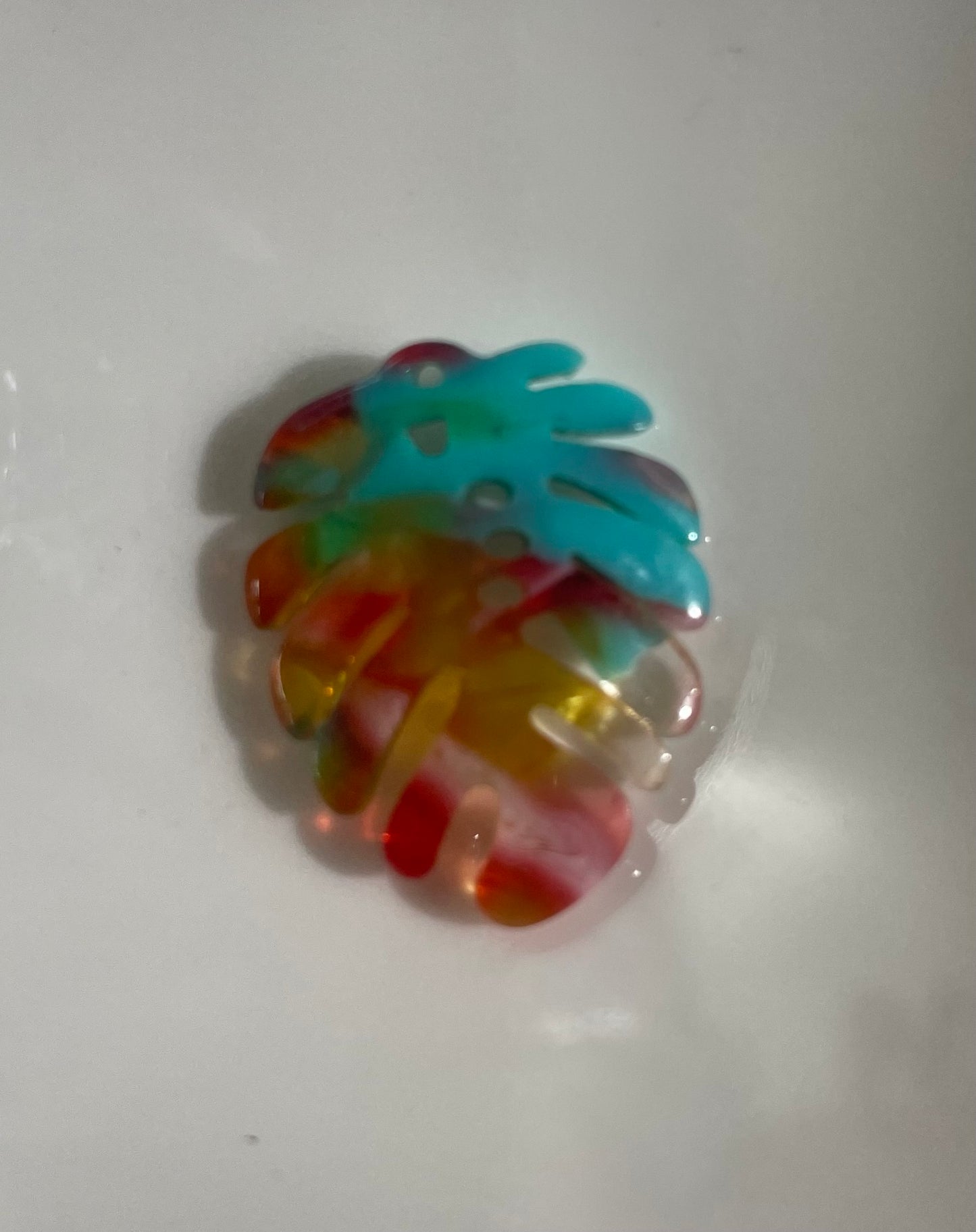 🍃 Charm Hoja Multicolor Acrílica