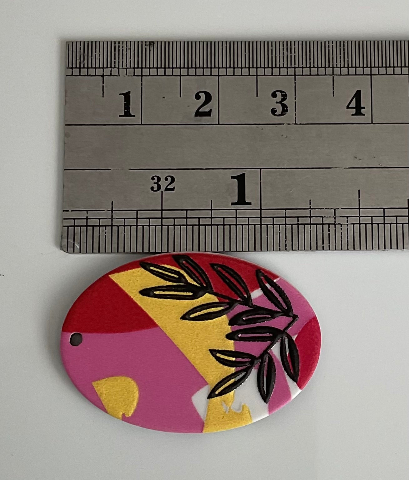 🌿 Charm Ovalado Abstracto Rosado con Rama Negra