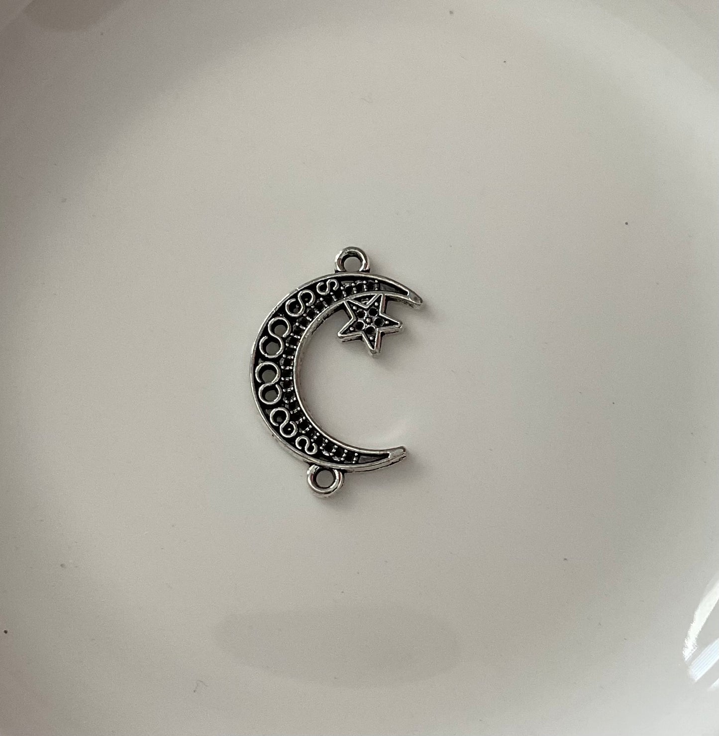 🌙 Charms de Media Lunas Filigrana Metálica