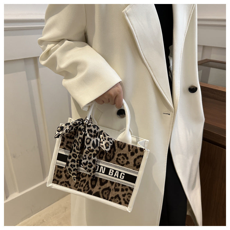 Women's Medium Special Letter Leopard Streetwear Sewing Thread Square Zipper Tote Bag