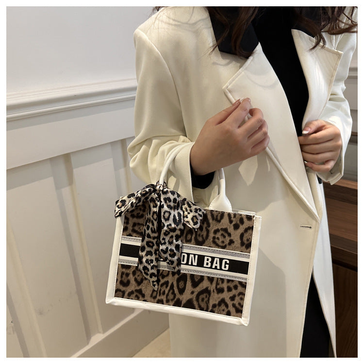 Women's Medium Special Letter Leopard Streetwear Sewing Thread Square Zipper Tote Bag