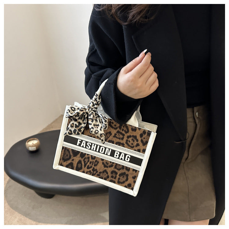 Women's Medium Special Letter Leopard Streetwear Sewing Thread Square Zipper Tote Bag