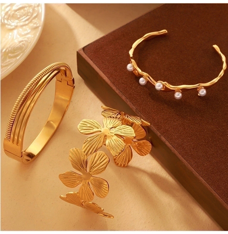 Basic Modern Style Classic Style Spray Flower Petal Titanium Steel 18K Gold Plated Artificial Pearls Bangle In Bulk